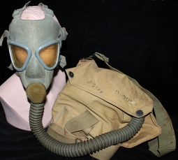 Early WWII US Army Service Gas Mask in Kidney Bag. Rubber is Flexible & Supple M1XA1